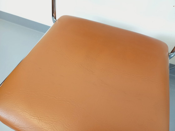 Image 1 of Set di 4 sedie a slitta vintage degli anni '70 in metallo cromato e similpelle color cognac