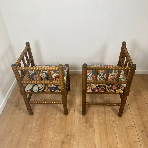 Image 1 of Zwei Eckstühle aus gedrechseltem Holz mit Federkern und Stoffsitzen, Mitte des 20. Jahrhunderts