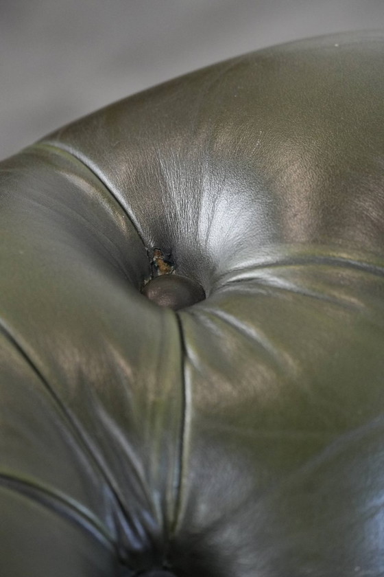 Image 1 of Sillón club Chesterfield de piel de vaca verde de estilo inglés