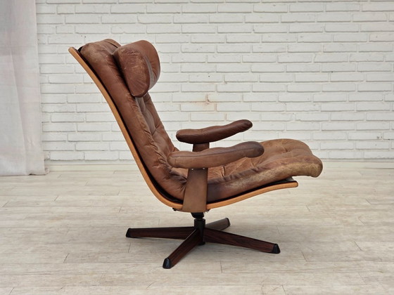 Image 1 of Anni '60, poltrona girevole scandinava, rivestimento in pelle marrone.