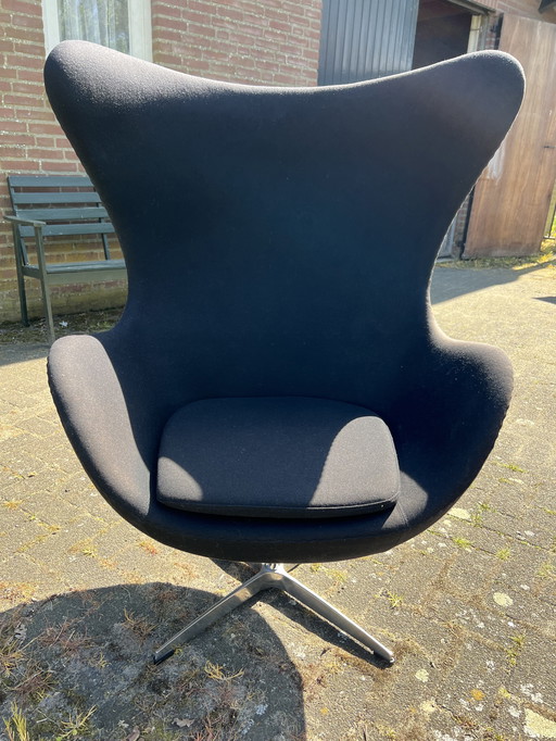 Réplique de la chaise Egg