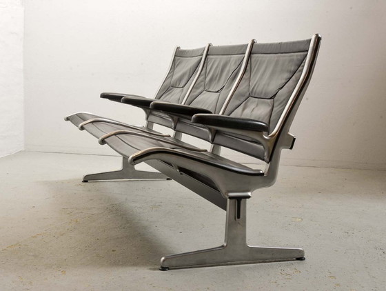 Image 1 of Midcentury-Design Charles Eames Black Leather Three-Seat Tandem Sling Airport Bench for Herman Miller. USA, 1960s.