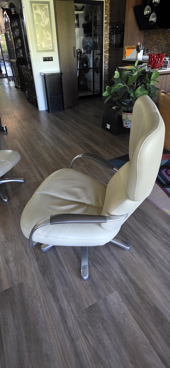 Leolux Formi en cuir crème avec pouf – Fauteuils, Leather, Metal (photo 3 of 7)
