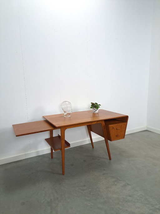 Teak vrijstaand partner bureau met schuine vormen, lades en extra uitschuifbaar werkblad