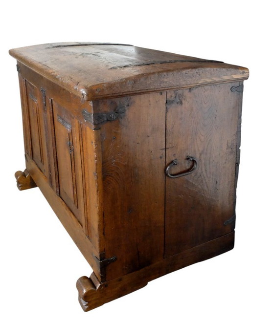 Image 1 of 18de eeuwse Hollandse eikenhouten kist. 