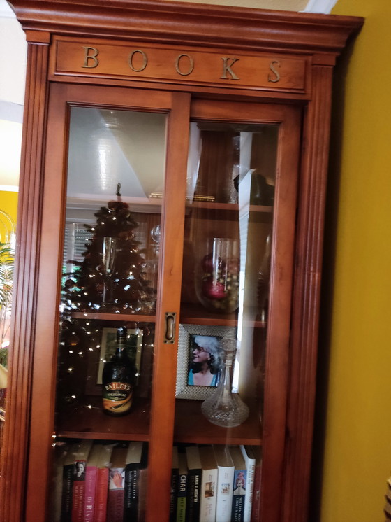 Image 1 of Mobile alto in legno massello di ciliegio con atmosfera