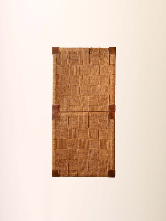 Image 1 of Paar Scandinavische vintage grenen krukken met gevlochten zittingen