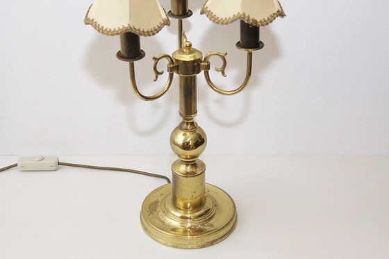 Image 1 of Lampada da tavolo a tre fiamme in ottone beige oro 53cm anni '70 J Vintage