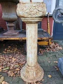 2x Vaso per piante in ghisa con manici su colonna romana, Vasi per piante, Ferro, Beige, Vintage (foto 2 di 11)