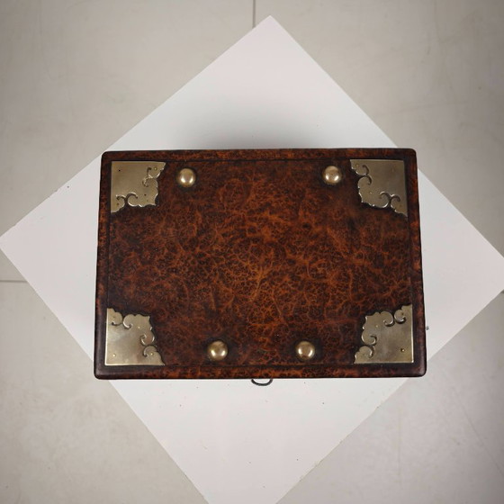 Scatola Sirih in legno massello di radice di Amboyna, stile coloniale olandese, inizio XVIII secolo, Batavia (photo 8 of 9)