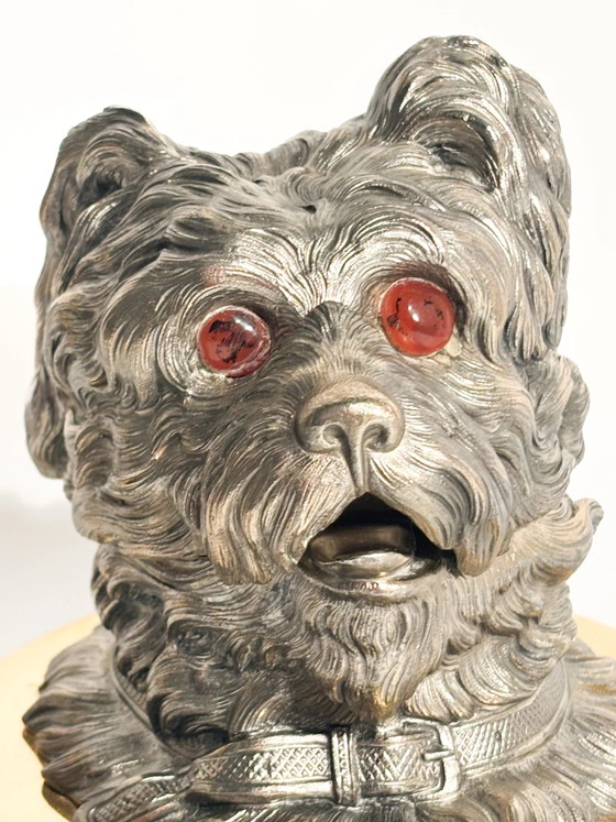 Encrier en métal anglais du début du XXe siècle, représentant un chien, avec un socle en laiton. (photo 11 of 13)