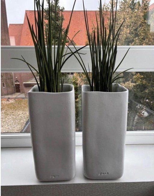 2 design pots, metal vases, MOBACH white, including plants