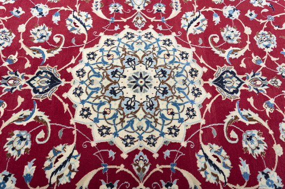 Image 1 of Tappeto persiano Nain 9La annodato a mano con contenuto di seta - 267 x 167 cm - Fondo rosso con ornamenti floreali
