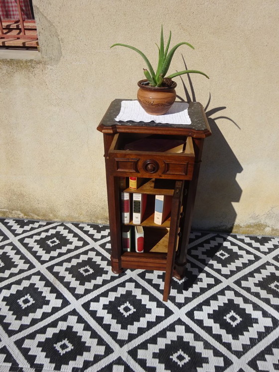 Image 1 of Mesita de noche de nogal estilo Luis Felipe con falsos cajones