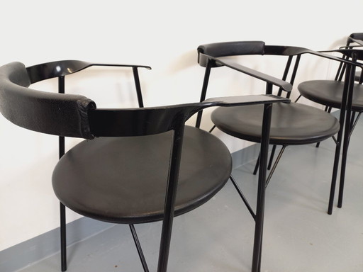 Set di 4 poltrone vintage di design italiano in metallo nero e similpelle nera degli anni '80