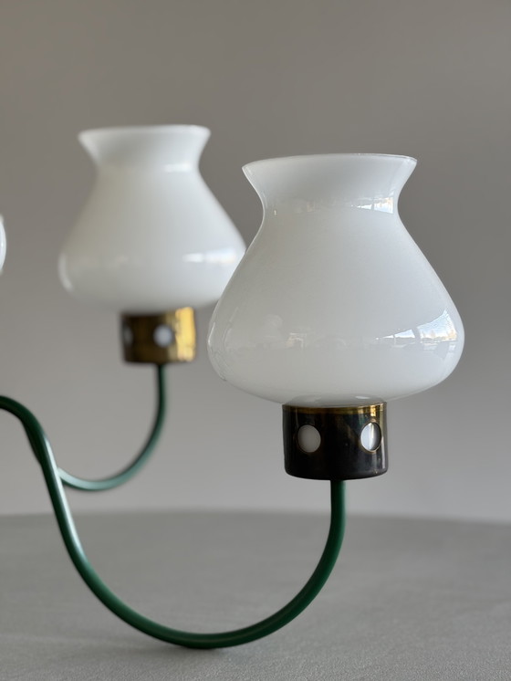 Image 1 of Lampadario vintage italiano a 6 luci - dettagli verde bosco e oro, paralumi in vetro opalino