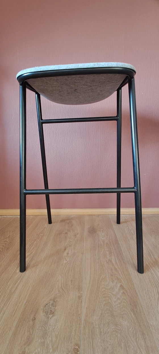 4 x De Vorm LJ 3 Barhocker aus PET-Filz mit schwarzem Stahlrahmen – Other, Metal (photo 7 of 16)