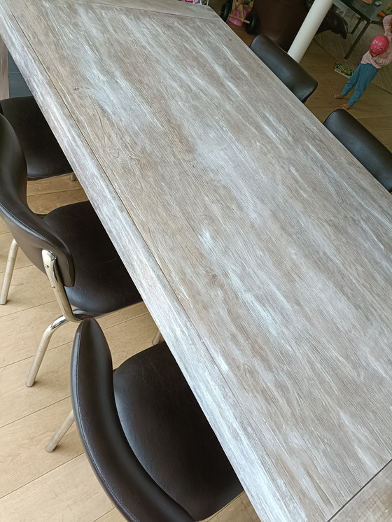 Image 1 of Eettafel van massief hout.