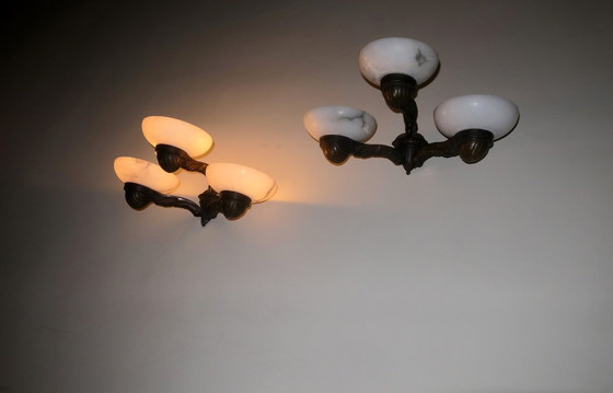 Image 1 of Paar antieke bronzen en albasten wandlampen met drie armen, 1910