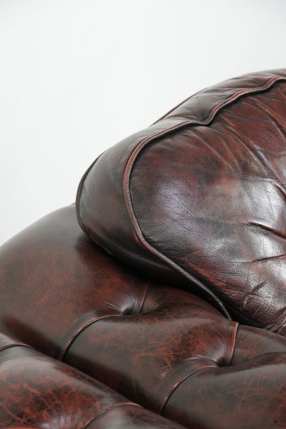 Image 1 of 2 Chesterfield-Sessel im englischen Stil mit rotem, geflammtem Rindslederbezug in gutem Zustand