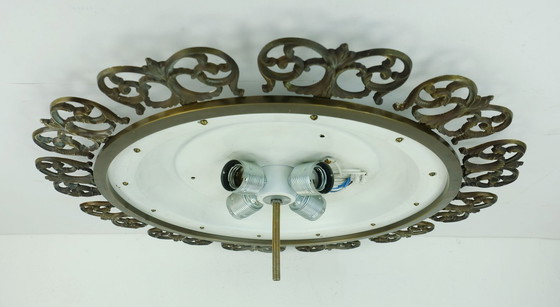 Image 1 of Grand abat-jour en verre dépoli de style Hollywood Regency, cadre en laiton