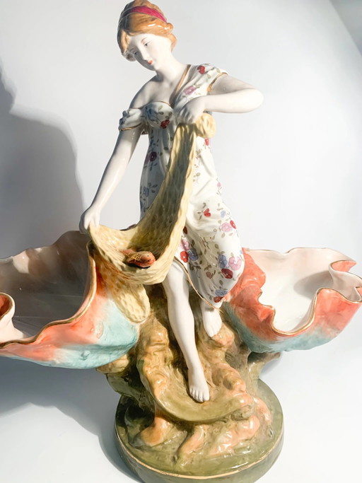 Sculptures en céramique française d'une dame avec des paniers, années 1940