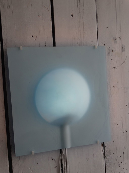 Lámpara de pared Stämming de Ikea en color azul.