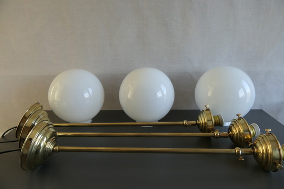 Image 1 of Art Déco – 3 lampade da scuola, lampadario a sospensione con vetro opalino e struttura in ottone - Altezza regolabile
