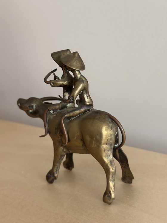 Image 1 of Figura antigua de latón: dos figuras sobre un búfalo de agua