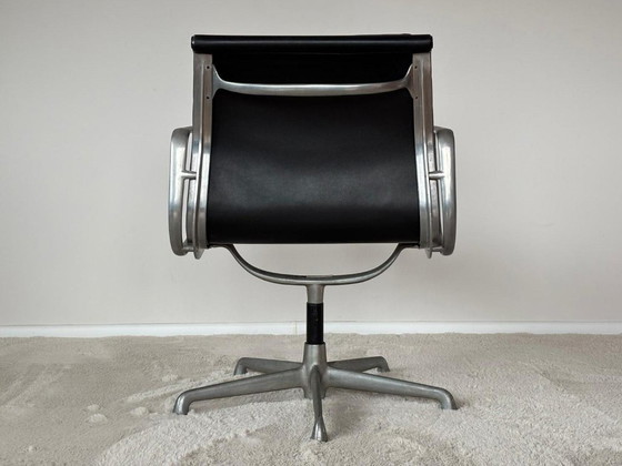 Image 1 of Sedia EA-208 Soft Pad in pelle nera, edizione storica ICF del 1973 di Charles Eames