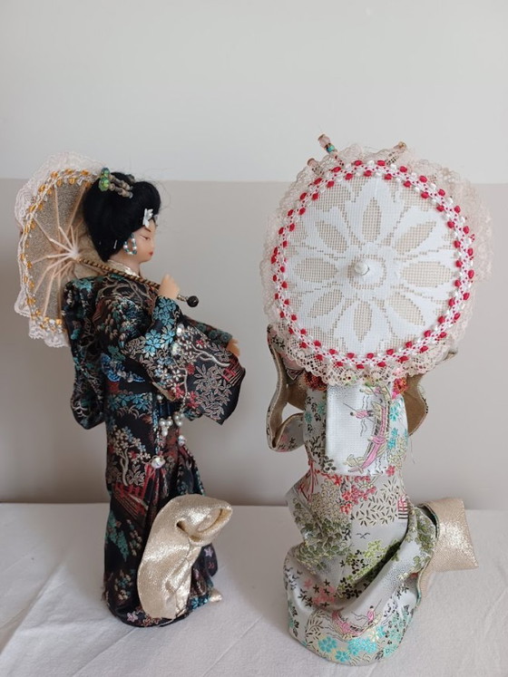 Image 1 of Set di statuette vintage di geisha giapponesi, dipinte a mano e ricche di dettagli.