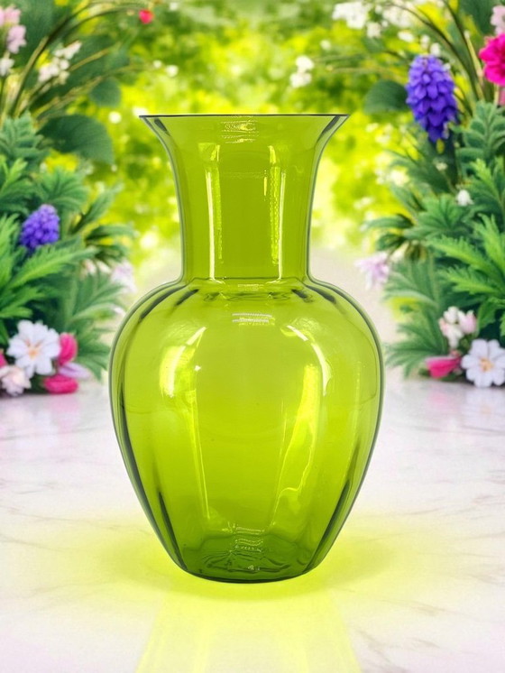Image 1 of Venezianische Muranoglasvasen – durchscheinender grüner Rigadin-Kristall, mundgeblasen in Murano