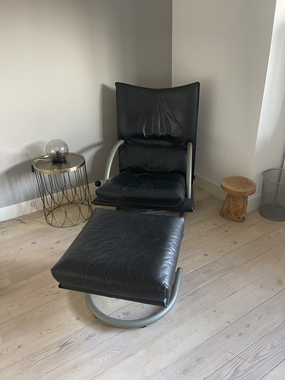 Image 1 of Poltrona e poggiapiedi Torino di Rolf Benz, in pelle nera.