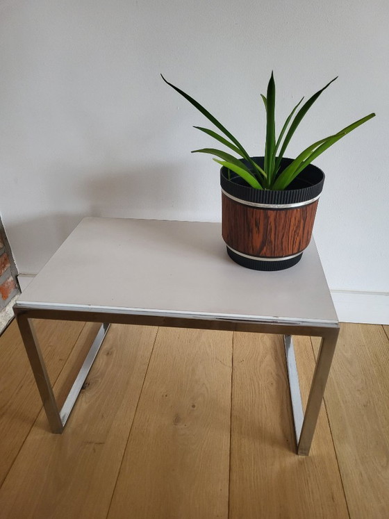 Tavolino vintage o tavolino per piante, struttura cromata e piano bianco. – Tavolini, Mdf, Metal (photo 5 of 5)