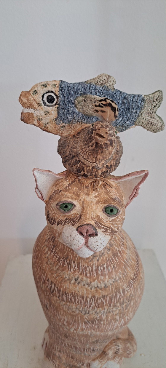 Image 1 of Scultura in ceramica di un gatto con compagni di gioco