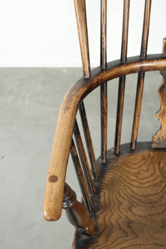 Image 1 of Elegante silla Windsor inglesa antigua de respaldo alto de principios del siglo XIX.