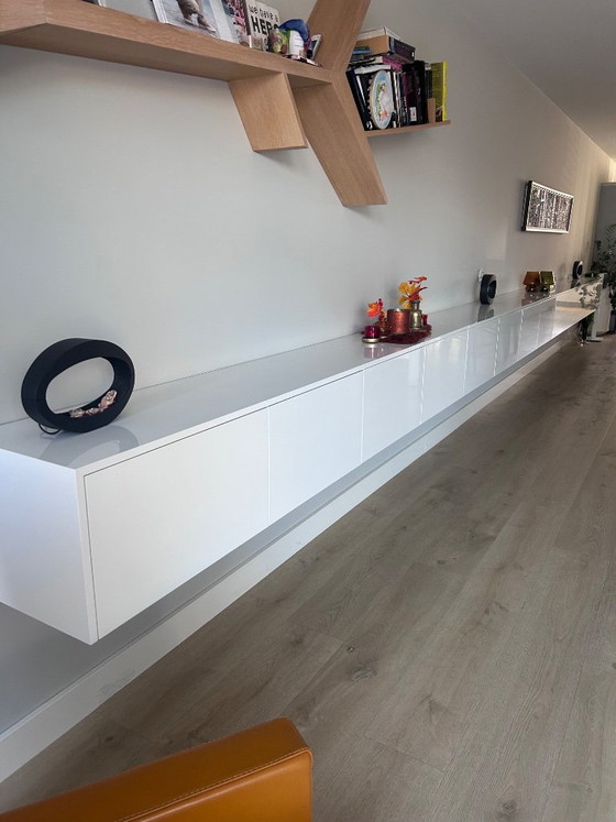 Hochglanzweißes schwebendes Sideboard – Ramakers Interieurprojecten (photo 2 of 6)