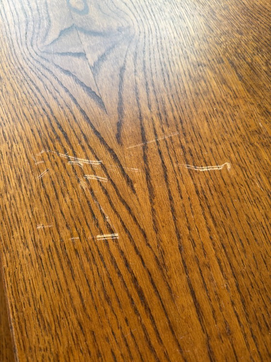 Image 1 of Tavolo da pranzo in legno con due panche abbinate.