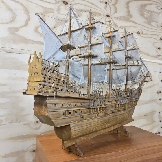 Image 1 of Unieke V.O.C modelschip uit boomstam (volledig handgemaakt) (17e Eeuwse spiegelretourschip)
