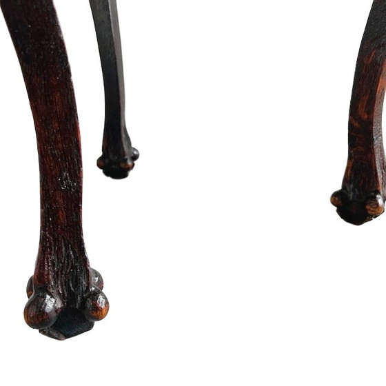 Image 1 of Antieke ronde bijzettafel met houtsnijwerk blad en cabriole klauwpoten 1920's