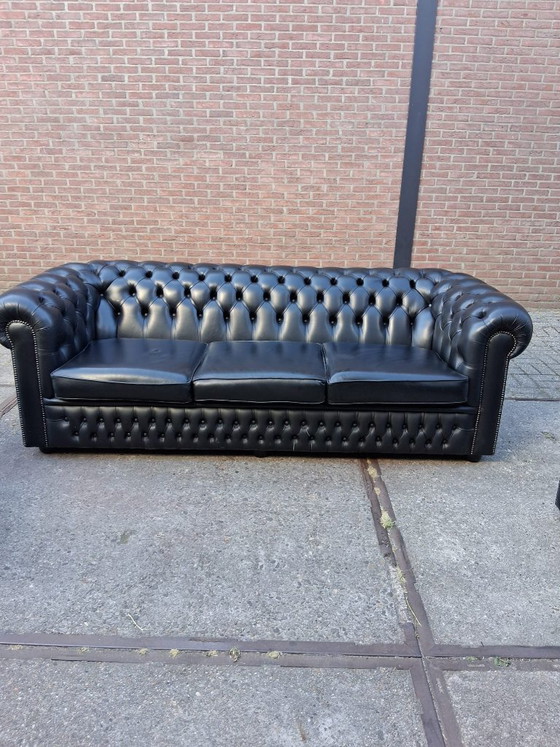 Conjunto de sofás Chesterfield de cuero negro 3+2+1, fabricado en Inglaterra. – Salvale Design (photo 7 of 12)