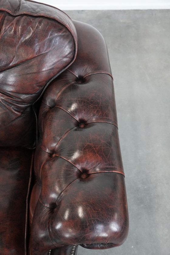 Image 1 of Poltrona Chesterfield in stile inglese in pelle di vacchetta rossa fiammata, in buone condizioni.