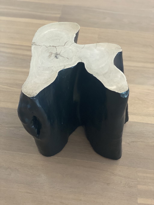 Beistelltisch aus einem Baumstamm mit Kappen