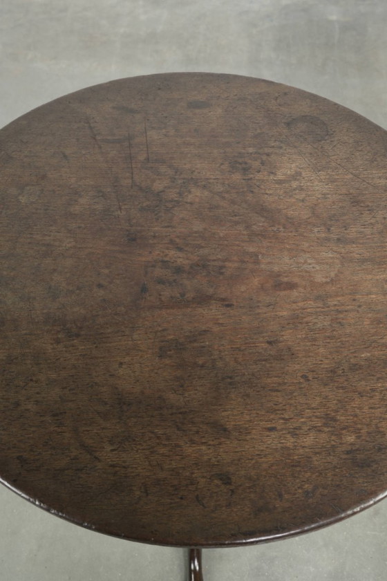 Image 1 of Eleganter und praktischer runder antiker englischer Kipptisch aus dem 18. Jahrhundert mit luxuriöser Farbgebung