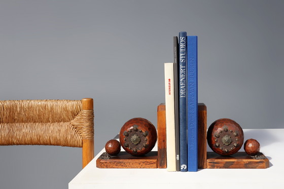 Image 1 of Paar Art-Déco-Buchstützen mit facettierten Kugeln aus Eichenholz mit Metallverzierungen, Frankreich ca. 1920