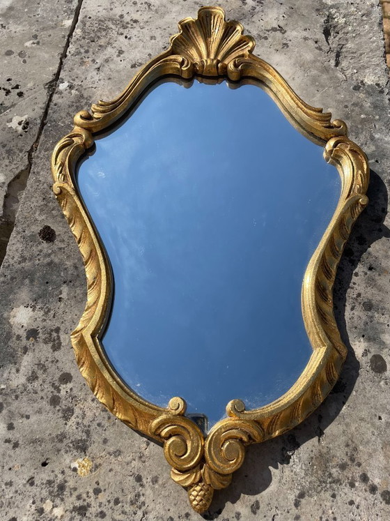 Image 1 of Miroir rocaille doré en bois – style Louis XV – esprit appartement parisien