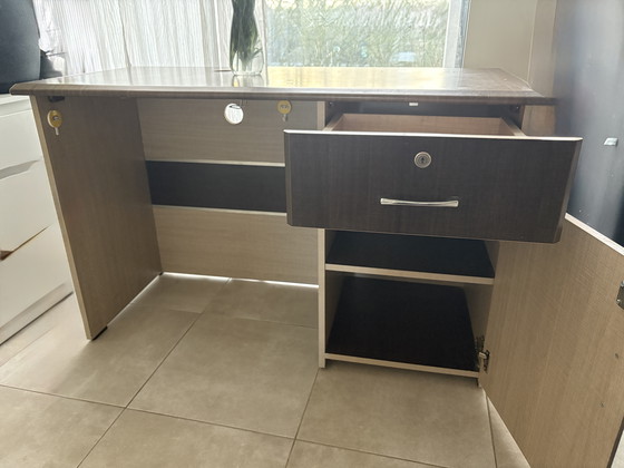 Image 1 of Scrivania da ufficio in legno massello con contenitore