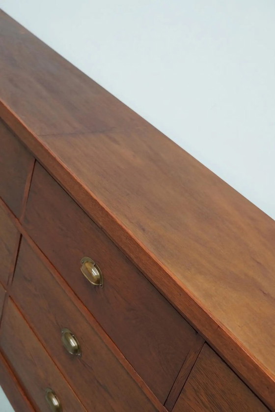 Image 1 of Großer, antiker Art-Deco-Ladenschrank/Sideboard aus niederländischer Eiche, 1930er Jahre