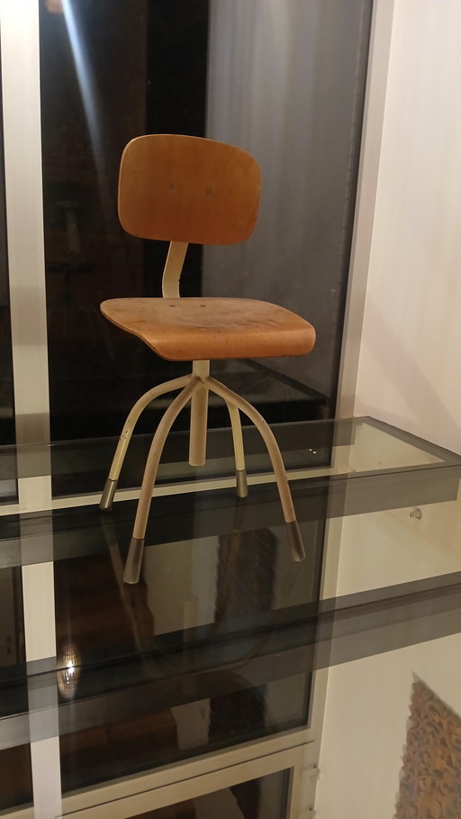 Silla giratoria vintage de taller. Respaldo y base ajustables.