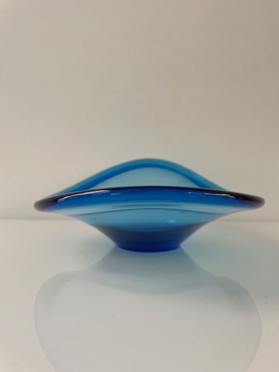 Image 1 of Cuenco de vidrio azul soplado a mano con diseño
